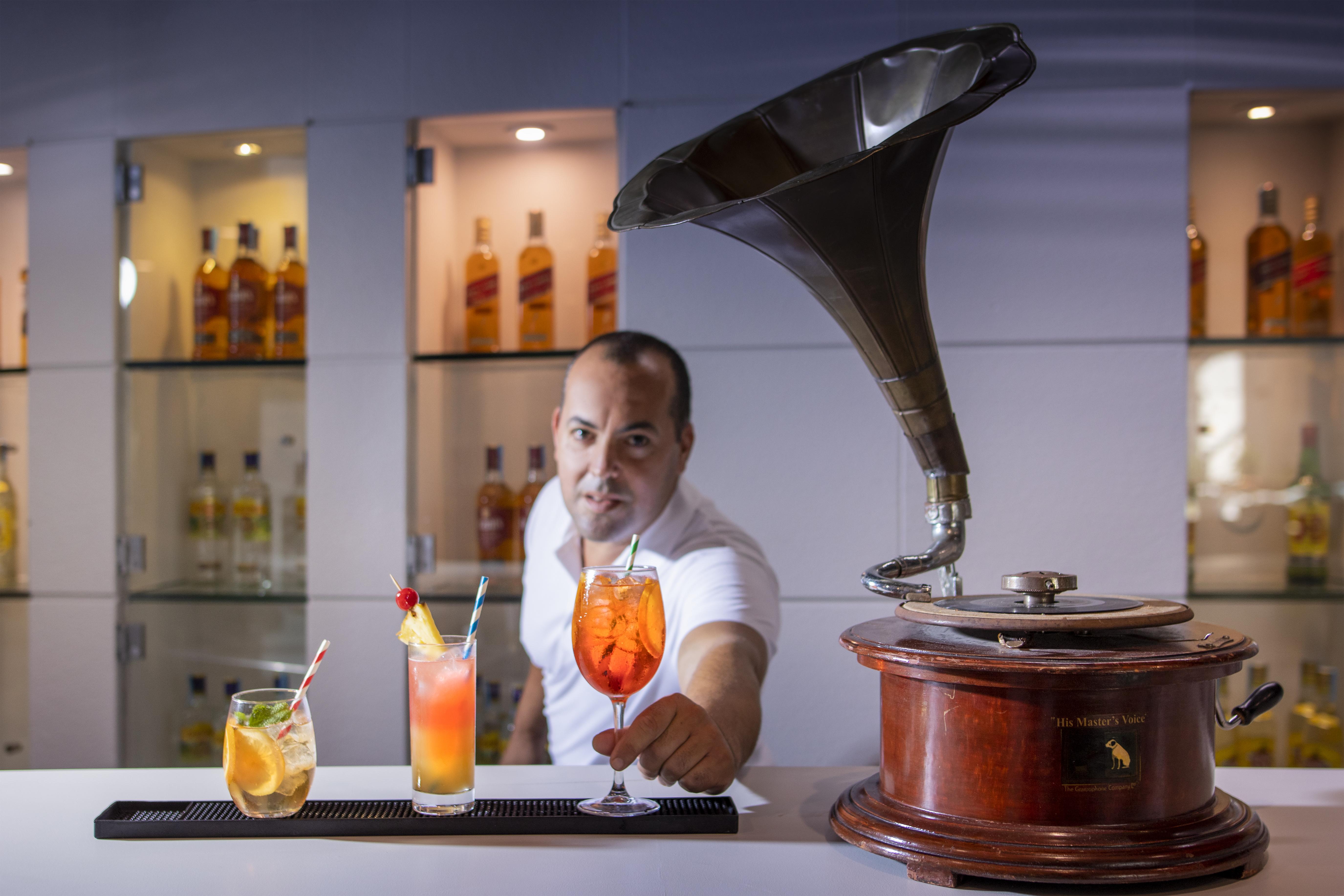 Enotel Lido Funchal  Buitenkant foto A bartender serving cocktails